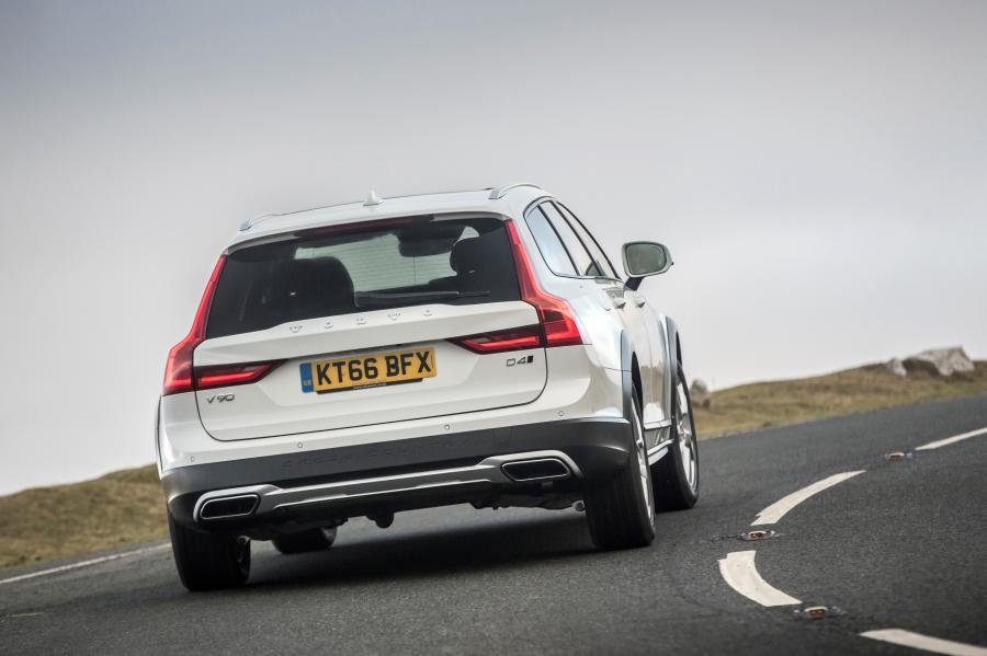  Volvo V90 D4 Cross Country 2017 года  (UK) (фото 20 из 40)